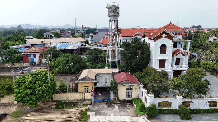 Theo KL Thanh tra, lấn chiếm cả đường vào trạm cấp nước.