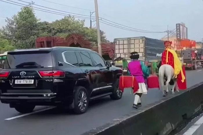 Hình ảnh đoàn người hóa trang, cưỡi ngựa đưa linh cữu theo tâm nguyện của người quá cố.