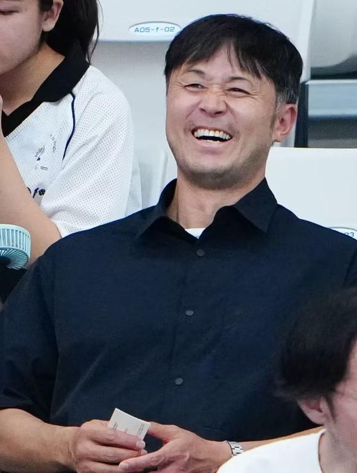  Ông Takamitsu Kojima, người đoạt HCV ở Asiad 2006, có mặt trên khán đài cổ vũ cho con trai mình tại Aichi-Nagoya. 