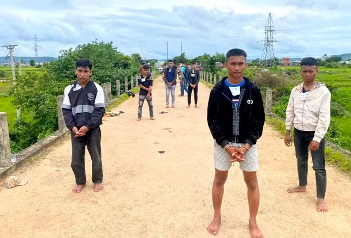 Các đối tượng liên quan vụ án mạng tại hiện trường.