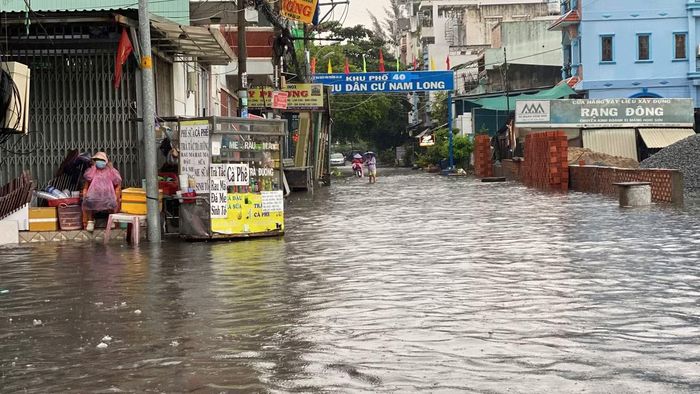 Người đi xe máy cần thận trọng khi qua khu vực ngập nước để tránh sự cố và đảm bảo an toàn.