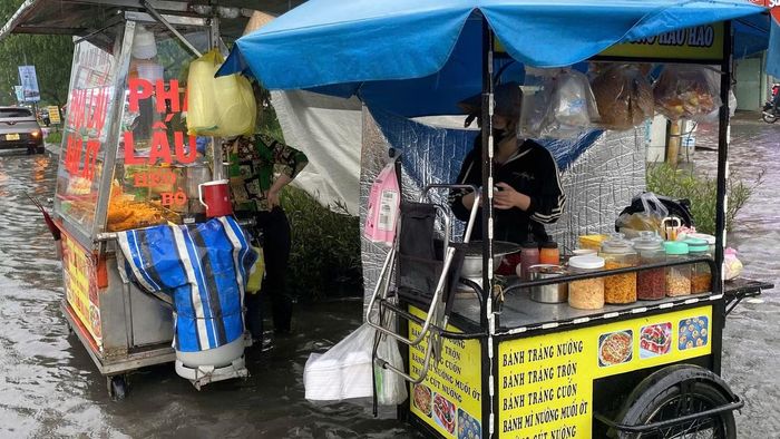 Đài Khí tượng Thủy văn Nam Bộ cho biết dải hội tụ nhiệt đới có trục qua Nam Trung Bộ và Nam Bộ tiếp tục hoạt động mạnh, trong khi gió mùa Tây Nam duy trì cường độ yếu đến trung bình. Vùng hội tụ trên biển có xu hướng dịch chuyển về phía đất liền Nam Bộ, làm gia tăng khả năng mưa dông.