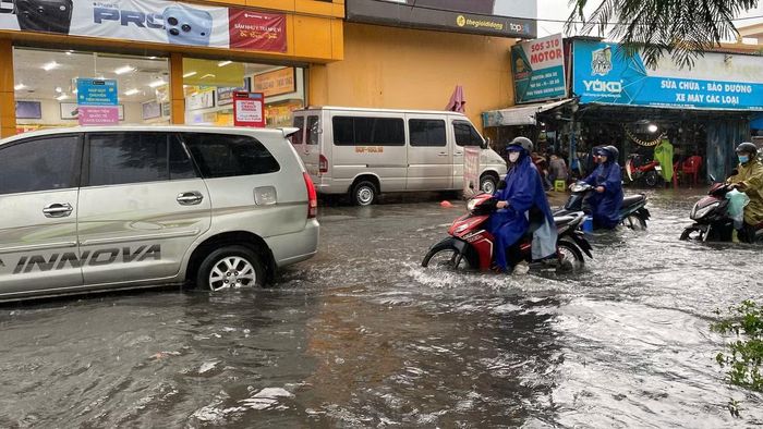 Một số người dân phải xắn quần, bì bõm lội nước để qua đường.