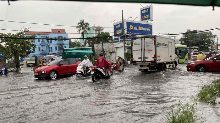 Đoạn trước khu dân cư Nam Long, nhiều người dân phải lội qua khu vực ngập sâu. Một số tuyến đường khác cũng ghi nhận tình trạng ngập sau cơn mưa lớn.