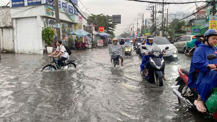 Nước ngập khiến việc đi lại của người dân gặp nhiều khó khăn.