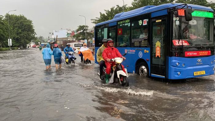 Trước tình hình mưa lớn còn tiếp diễn, người dân cần chủ động theo dõi diễn biến thời tiết, hạn chế di chuyển qua các tuyến đường đang ngập sâu, đặc biệt trong thời điểm mưa lớn.