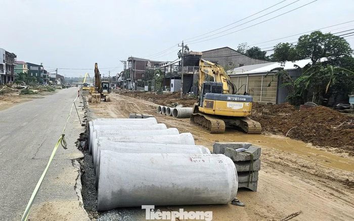 Hệ thống hạ tầng kỹ thuật, thoát nước dọc tuyến được khẩn trương thi công để kịp mốc 30/9.