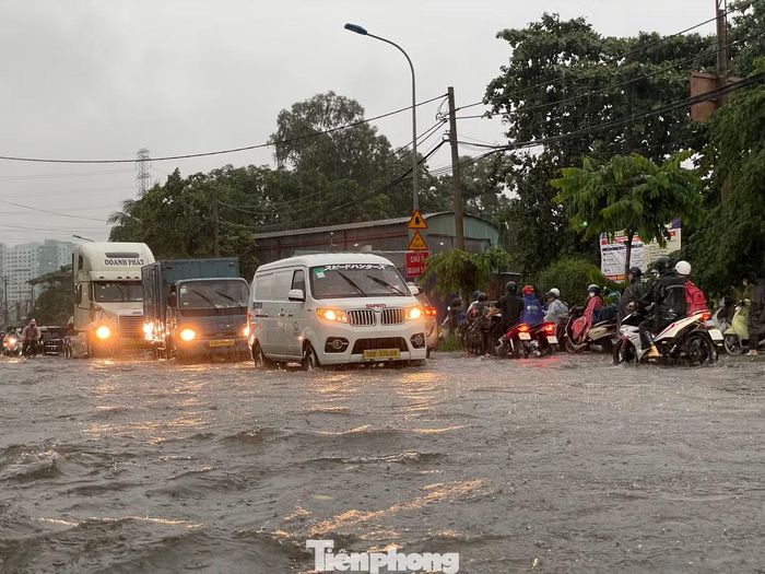 Mưa lớn xảy ra đúng thời điểm tan học, tan tầm khiến việc đi lại càng khó khăn. Nhiều phụ huynh phải chật vật đưa đón con qua các khu vực ngập nước.