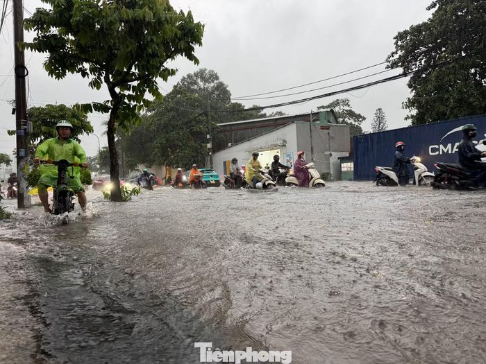 Trong khi đó, tại những đoạn đường trũng, thấp hoặc có độ dốc, nước mưa thoát không kịp khiến mặt đường nhanh chóng biến thành những điểm ngập sâu.