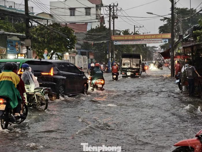Tại một số tuyến đường khác như Quốc Hương, Xuân Thủy (phường An Khánh), nước cũng dâng cao, gây nhiều khó khăn cho việc đi lại của người dân.