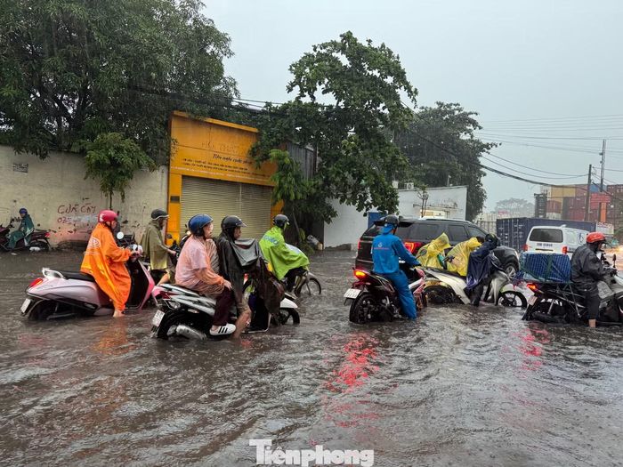 Phương tiện di chuyển khó khăn tại điểm ngập trên đường số 2, TP. Thủ Đức cũ.