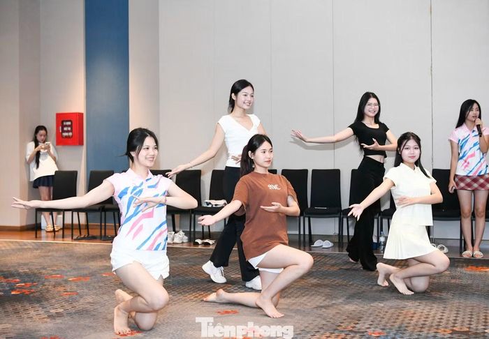 Trở lại nhà chung, các cô gái được sắp xếp thời gian nghỉ ngơi hợp lý sau hành trình ở Tuyên Quang, đồng thời tiếp tục tập luyện cho đêm thi quan trọng.