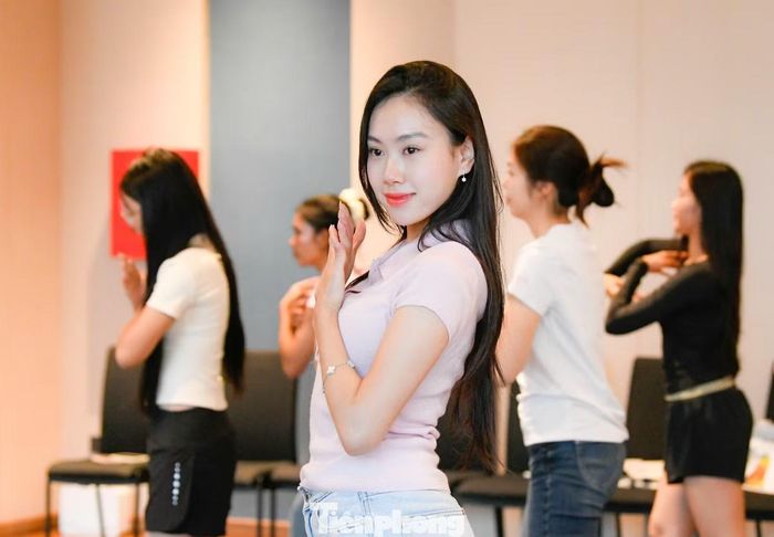Đinh Diệu Anh có cơ hội làm quen với múa từ thời mầm non, khi được các cô giáo đưa đi thi "Bé khỏe, bé đẹp”. Lên cấp hai, Diệu Anh dành nhiều thời gian cho học tập nên tạm ngừng các hoạt động văn nghệ. Thời phổ thông, Diệu Anh tham gia câu lạc bộ nhảy của trường, tìm lại niềm yêu thích biểu diễn. Đam mê nhạc Hàn Quốc, cô thường xuyên tự học nhảy và duy trì hoạt động này khi lên đại học. Tuy nhiên, phần lớn những bài tập trước đây của Diệu Anh gắn với âm nhạc sôi động, động tác mạnh mẽ. Tham gia Hoa hậu Việt Nam, Diệu Anh có cơ hội tập múa nhiều hơn và làm quen với cách biểu đạt khác.
