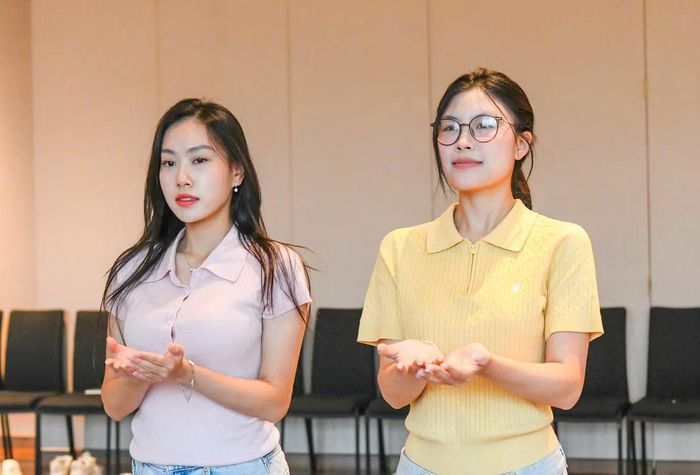 “Hiện tại, tôi được múa theo một giai điệu, một bài hát rất ý nghĩa, giàu cảm xúc và lắng đọng. Tôi phải xử lý theo một cách khác. Đó là trải nghiệm rất thú vị”, Diệu Anh chia sẻ.