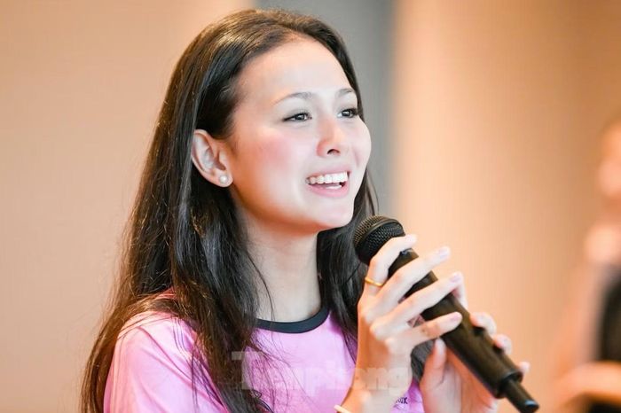 Thí sinh 19 tuổi Gouband Lisa đảm nhận phần hát trong tiết mục đồng diễn.