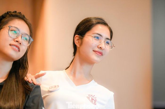 Cận nhan sắc tự nhiên các thí sinh trong buổi tập. Các cô gái đều bày tỏ sự hào hứng, thích thú khi thử sức với các bộ môn nghệ thuật khác nhau.