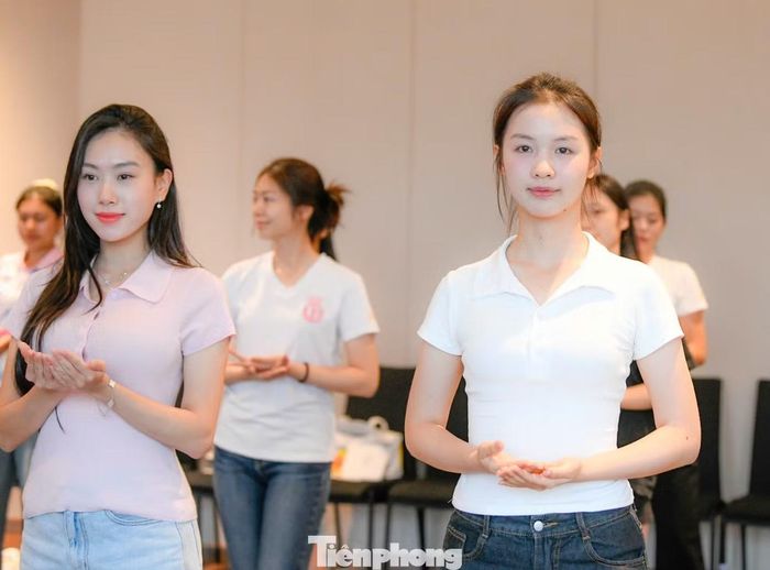 53 thí sinh Hoa hậu Việt Nam trong buổi tập luyện chiều 22/9.