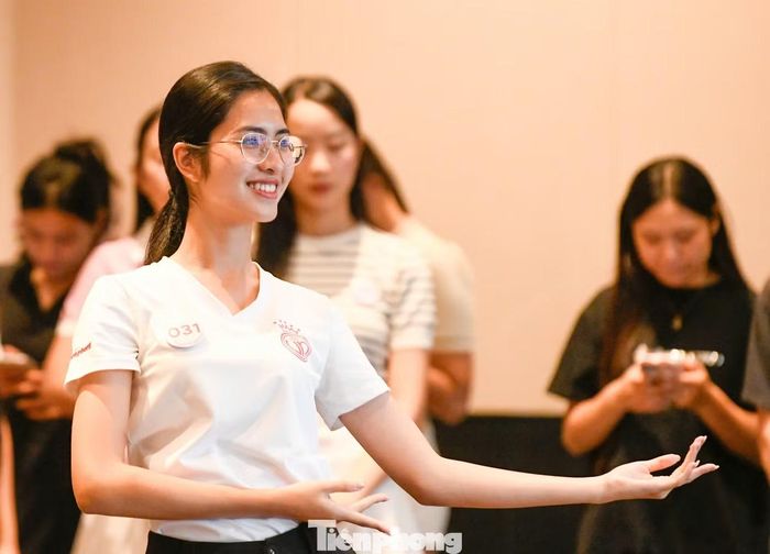 Các thí sinh được hướng dẫn từng động tác múa mềm mại và chất chứa cảm xúc.