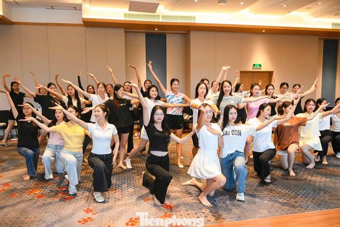 Trước đó, trong buổi nghe giọng và lựa chọn người hát tại Hà Nội, thí sinh Nguyễn Thị Thảo đến từ Nghệ An được giảng viên thanh nhạc nhận xét có chất giọng ấm áp, phù hợp với ca khúc. Theo Nguyễn Thị Thảo, đảm nhận phần hát là niềm vui, đồng thời cũng là thử thách bởi khi còn ở trường, cô chủ yếu tham gia các tiết mục múa. Lần đầu nghe ca khúc, Thảo cảm thấy bài hát khá khó. Nhờ được thầy hướng dẫn từng câu, cô dần tiếp cận và xử lý bài hát tốt hơn.