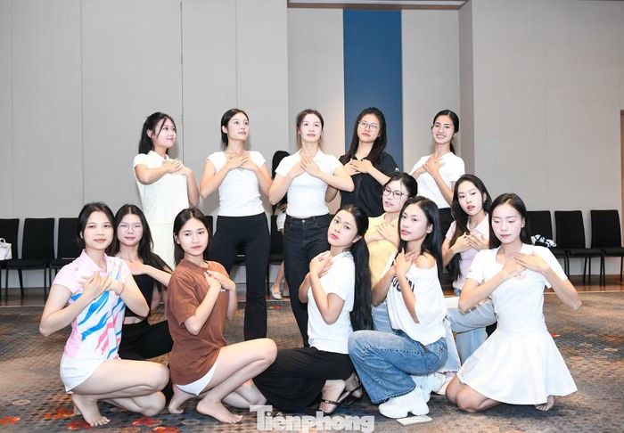  Chiều 22/9, thí sinh tập hát, múa cho tiết mục đồng diễn. Hơn 50 cô gái được xếp đội hình theo sở trường. Các thí sinh có thế mạnh về giọng hát được tạo điều kiện để khoe giọng. Dàn thí sinh có sở trường vũ đạo cũng được sắp xếp đội hình phù hợp. Thí sinh tập luyện ca khúc Nhân ái Việt Nam - ghi lại hành trình thiện nguyện của các thí sinh ở Lai Châu vào cuối tháng 8. 