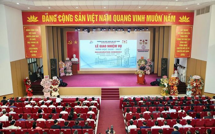 Các đại biểu, đối tác quốc tế và đại diện hơn 5.500 tân sinh viên Trường Đại học Hàng hải Việt Nam dự buổi lễ.