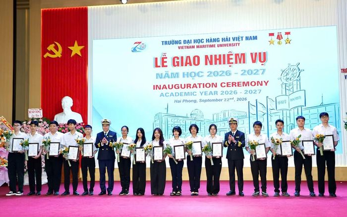 Ban Giám hiệu Trường Đại học Hàng hải Việt Nam trao học bổng, quà chúc mừng những tân sinh viên xuất sắc.