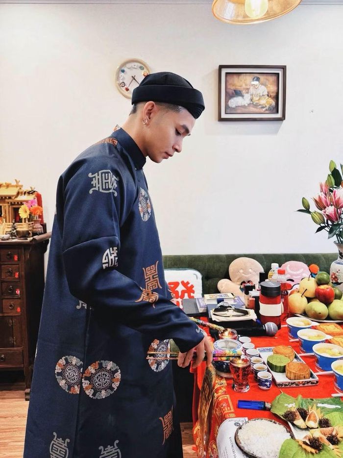 Jun Phạm tự tay chuẩn bị mâm cỗ cúng Tổ tại nhà. Nam ca sĩ sắp xếp lễ vật chỉn chu, duy trì nghi thức thường niên dù không tổ chức lễ đông người. Không gian cúng Tổ tại nhà riêng mang lại cảm giác giản dị, ấm cúng.
