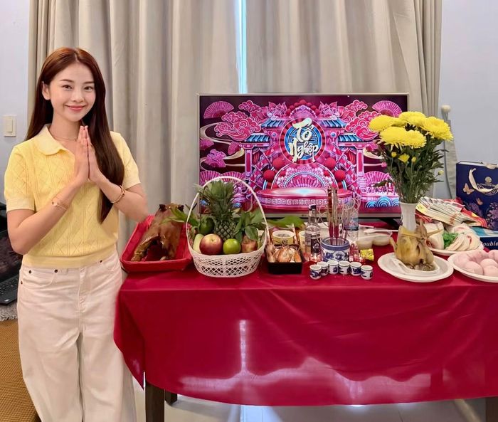 Diễn viên Tam Triều Dâng thành kính dâng hương trong ngày giỗ Tổ sân khấu. Nữ diễn viên dành thời gian hướng về Tổ nghiệp, cầu mong sức khỏe và sự thuận lợi trong công việc.