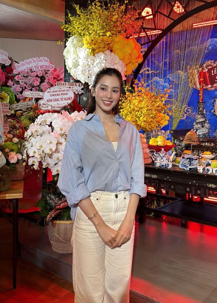 Hoa hậu Tiểu Vy trong ngày giỗ Tổ ngành sân khấu. Ngày lễ quy tụ nhiều người đẹp ở các cuộc thi nhan sắc.