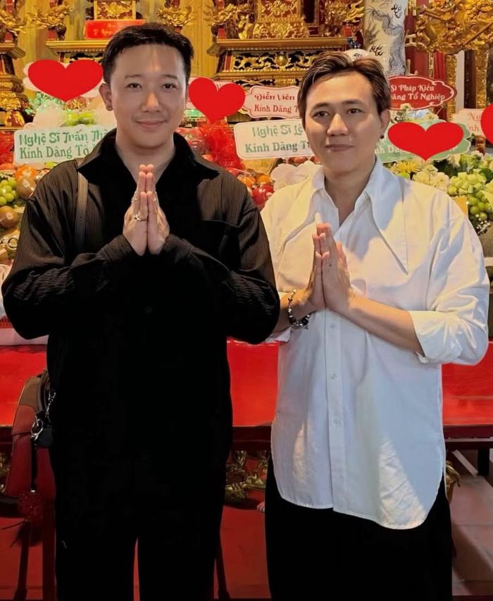  Đạo diễn Trấn Thành và diễn viên Anh Đức đến dự lễ giỗ Tổ sân khấu. Hai nghệ sĩ dâng hương, gặp gỡ đồng nghiệp và dành thời gian trò chuyện sau nghi thức. Không khí buổi lễ trang nghiêm nhưng gần gũi, trở thành dịp hội ngộ của nhiều thế hệ nghệ sĩ. "Trấn Thành kính dâng Tổ nghiệp, mong Tổ thương con, phù hộ làm phim Em thật hay", nam nghệ sĩ viết. 