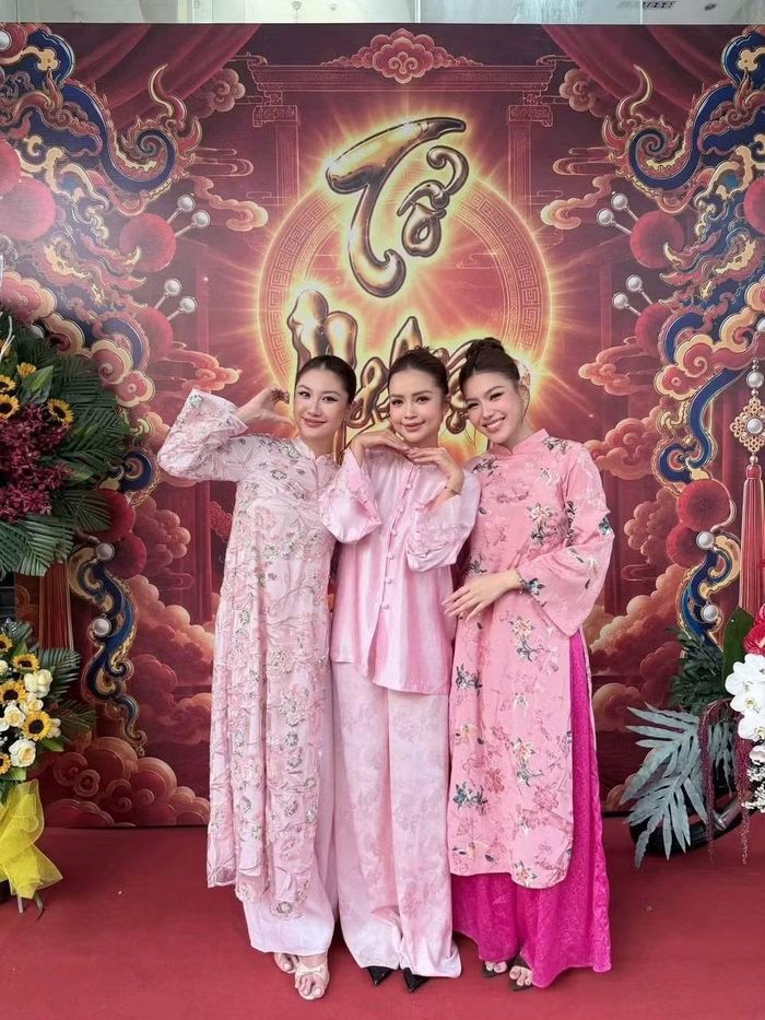 Hoa hậu Phương Linh, Hoa hậu Ngọc Châu và Á hậu Cẩm Ly cùng tham dự lễ giỗ Tổ sân khấu. Họ giữ sự trang trọng, diện trang phục truyền thống khi thực hiện nghi thức dâng hương.