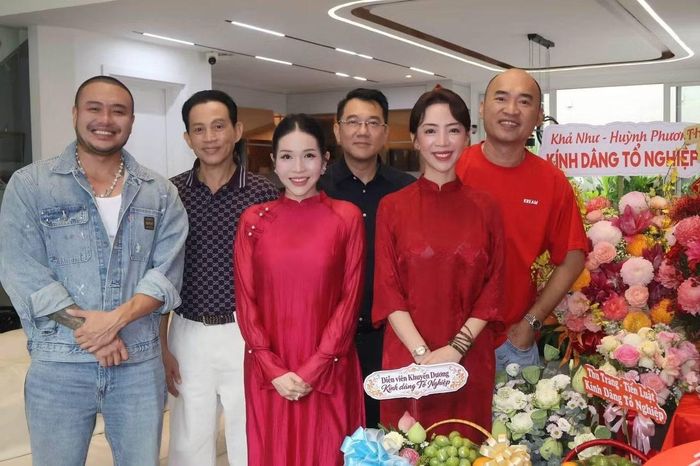Khả Như cùng nhiều đồng nghiệp đến nhà Thu Trang - Tiến Luật dự lễ giỗ Tổ. Gia chủ chuẩn bị bàn thờ, hoa và lễ vật để đón các nghệ sĩ đến dâng hương. Buổi lễ tại nhà riêng diễn ra gần gũi, có sự góp mặt của những đồng nghiệp thân thiết.
