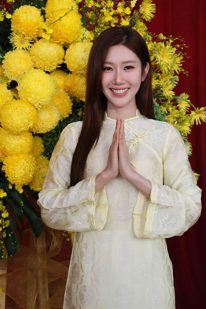 Thúy Ngân dâng hương tri ân Tổ nghề sân khấu.