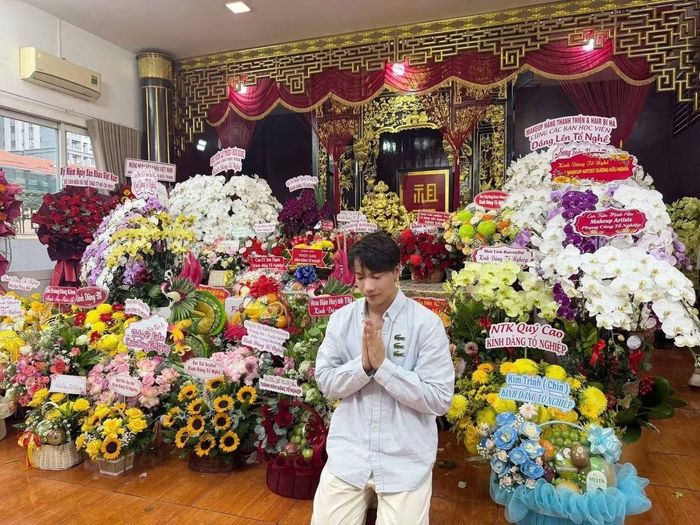 S.T Sơn Thạch dành thời gian tham dự lễ cúng Tổ giữa lịch trình công việc. Nam ca sĩ thực hiện nghi thức dâng hương và gửi lời cảm ơn Tổ nghiệp. Với các nghệ sĩ, đây là dịp nhìn lại hành trình làm nghề và cầu mong một năm bình an.