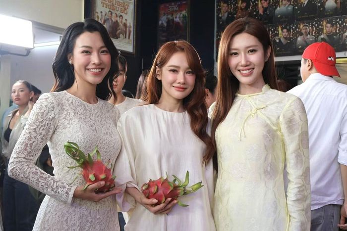 Á hậu Hoàng Oanh hội ngộ Nhã Phương và Thúy Ngân trong ngày tôn vinh Tổ nghề sân khấu. Ba nghệ sĩ cùng tham gia nghi lễ, sau đó trò chuyện và chụp ảnh lưu niệm.