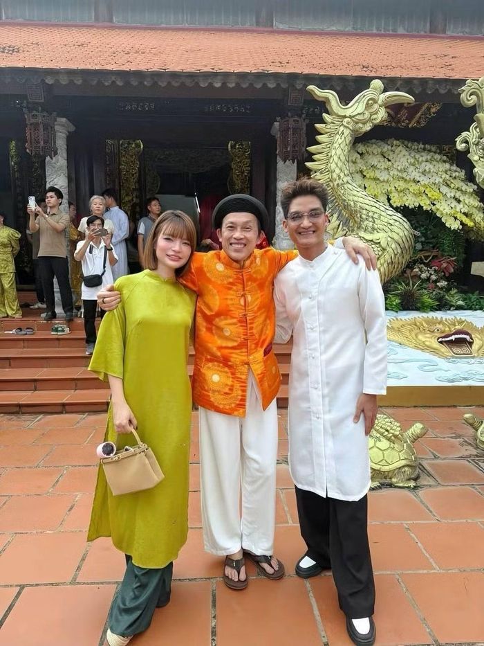 Vợ chồng Mạc Văn Khoa chụp ảnh lưu niệm cùng nghệ sĩ Hoài Linh. Nam diễn viên và vợ thành kính hướng về Tổ nghiệp và cầu mong công việc nghệ thuật diễn ra thuận lợi.