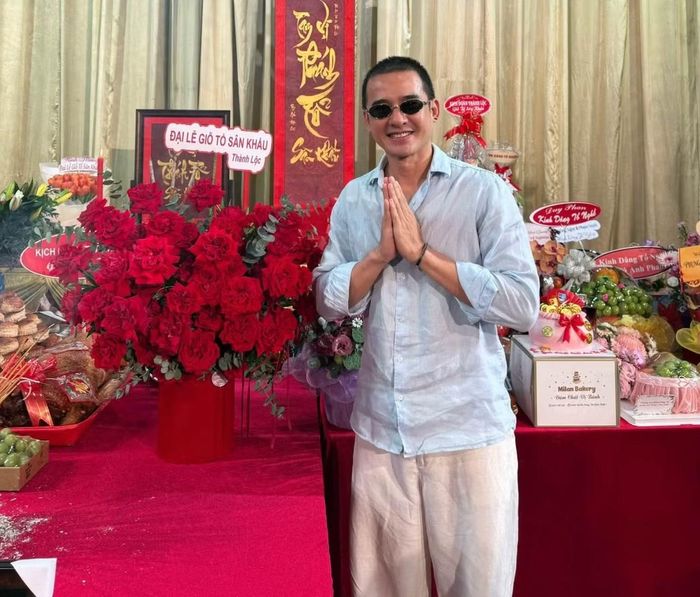 Diễn viên Lương Thế Thành dự lễ giỗ Tổ tại sân khấu của NSƯT Thành Lộc. Nam diễn viên cùng các đồng nghiệp thực hiện nghi thức dâng hương, sau đó gặp gỡ và ôn lại những kỷ niệm trong quá trình làm nghề.