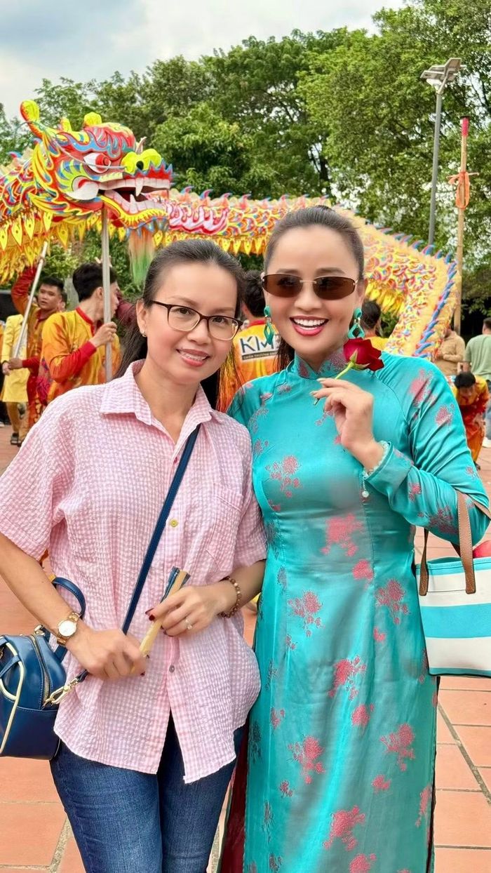 Ca sĩ Cẩm Ly hiếm hoi xuất hiện tại lễ giỗ Tổ cùng diễn viên Hoài An. Cả hai lần lượt dâng hương, bày tỏ lòng tri ân với các bậc tiền bối đặt nền móng cho sân khấu. Sự có mặt của nhiều nghệ sĩ lâu năm góp phần tạo nên không khí ấm cúng tại nhà thờ Tổ.