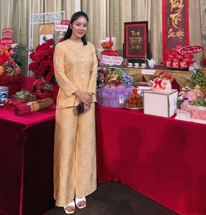 Diễn viên Lê Phương có mặt tại một sân khấu ở TPHCM để dâng hương cho Tổ nghiệp.