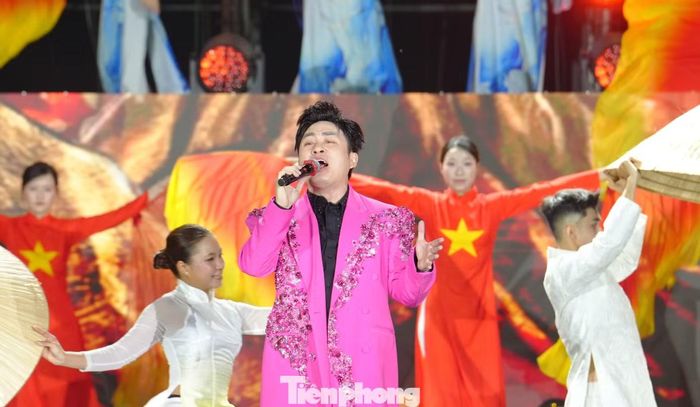 Ca sĩ Tùng Dương khuấy động chương trình.