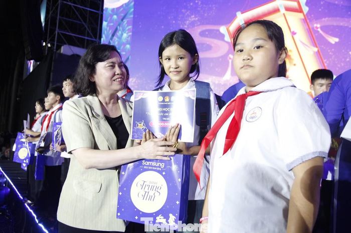 Lãnh đạo HĐND thành phố Bắc Ninh tặng quà thiếu nhi.