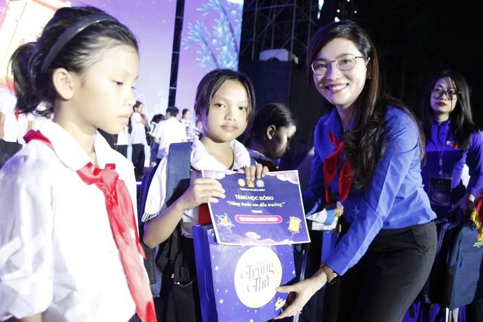 Chị Hồ Hồng Nguyên - Bí thư Trung ương Đoàn, Chủ tịch Hội đồng Đội Trung ương trao quà tặng các em học sinh.