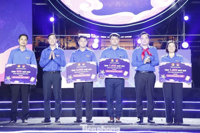 Lãnh đạo thành phố Bắc Ninh và Thành Đoàn Bắc Ninh trao học bổng cho các xã khó khăn.