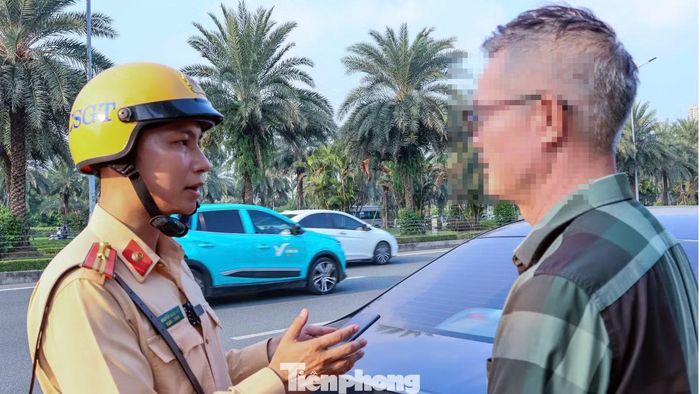 Lực lượng CSGT kiểm tra xe tập lái trên đường.