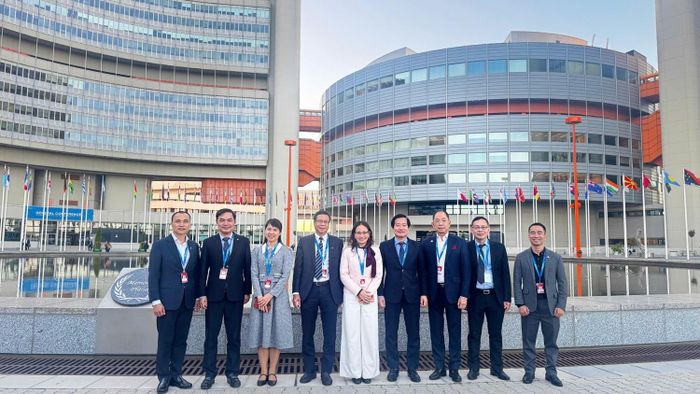 Đoàn đại biểu Việt Nam tại trụ sở IAEA.