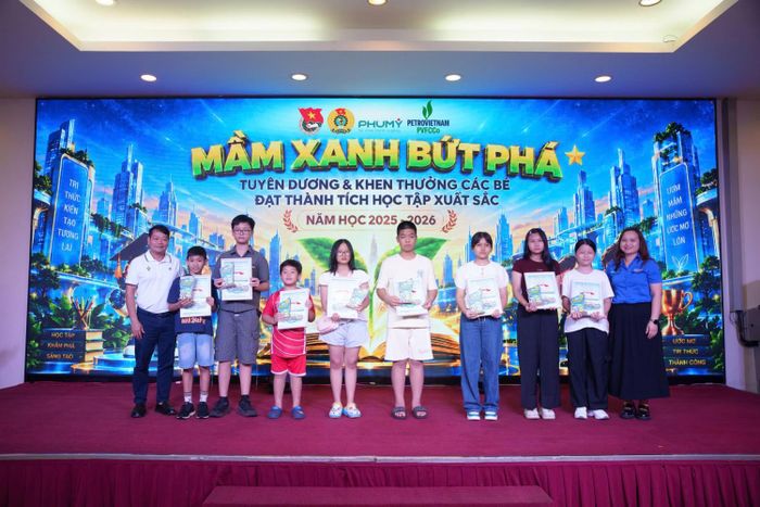Điểm nhấn ý nghĩa của chương trình là lễ tuyên dương học sinh đạt thành tích xuất sắc trong năm học 2025-2026. Đây là hoạt động được PVFCCo - Phú Mỹ tổ chức thường niên nhằm ghi nhận, biểu dương những nỗ lực trong học tập, rèn luyện của con em CBCNV.