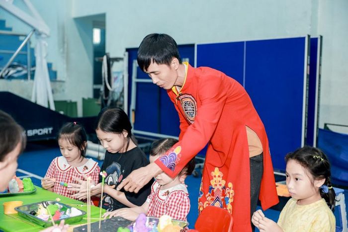 Các em được trải nghiệm nhiều hoạt động mang đậm nét văn hóa truyền thống như nặn tò he, làm bánh Trung thu.