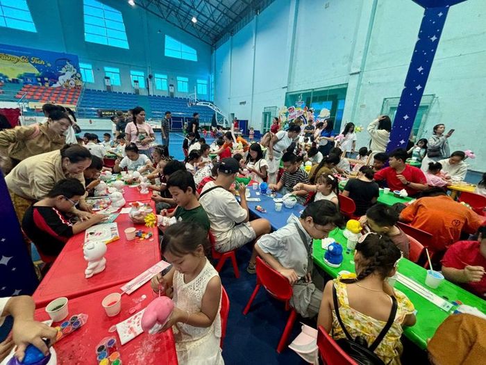 Các em nhỏ dược thỏa sức trải nghiệm các hoạt động vui chơi, giải trí.