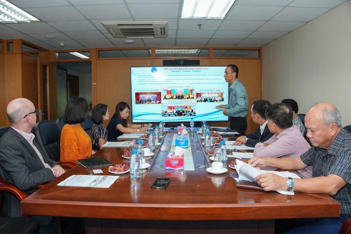 Ông Nguyễn Sơn Hà, Phó Tổng thư ký Hội Dầu khí Việt Nam giới thiệu hoạt động của Hội