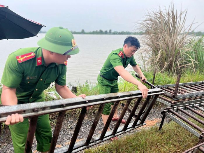 Lắp máng trượt chuyển 45 vạn con gà